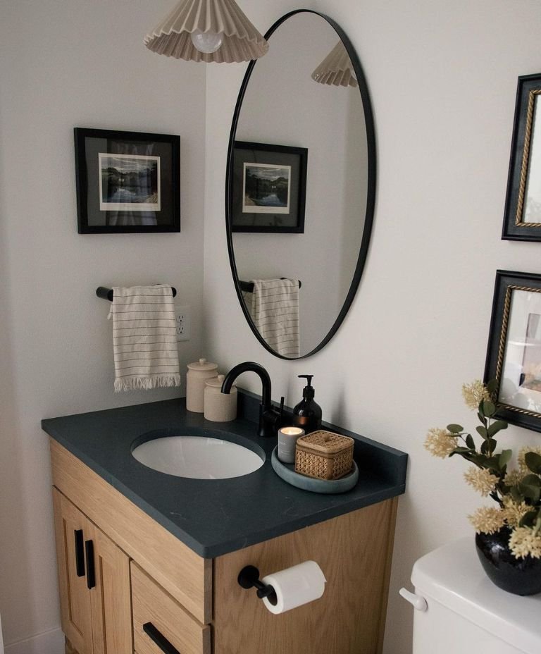 21 Small Bathroom Vanity Ideas Interior Designers Love (Photos) – Modern Home Inspired